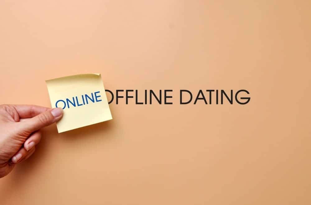 Pros and Cons of Flirting Online and In-Person